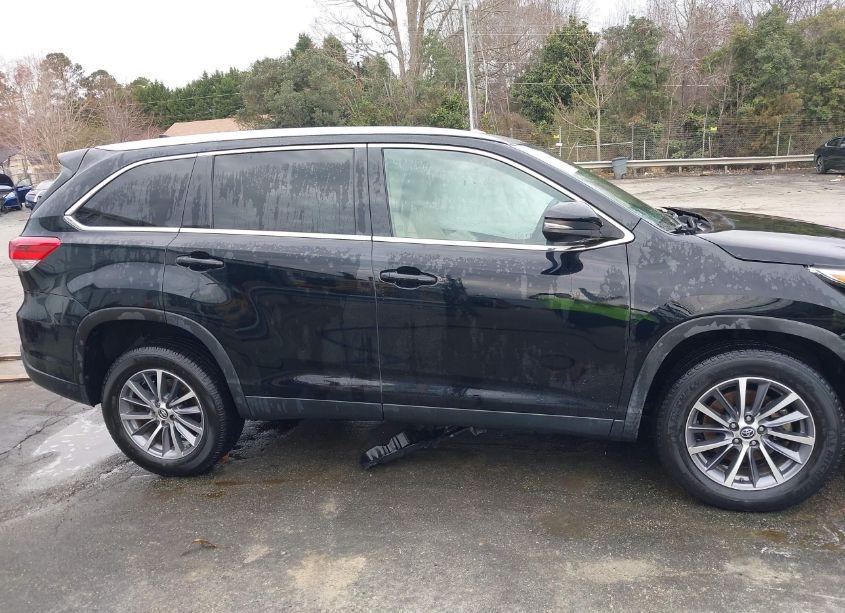 Photo 13 of 2019 Toyota Highlander XLE (VIN 5TDKZRFH9KS566223)