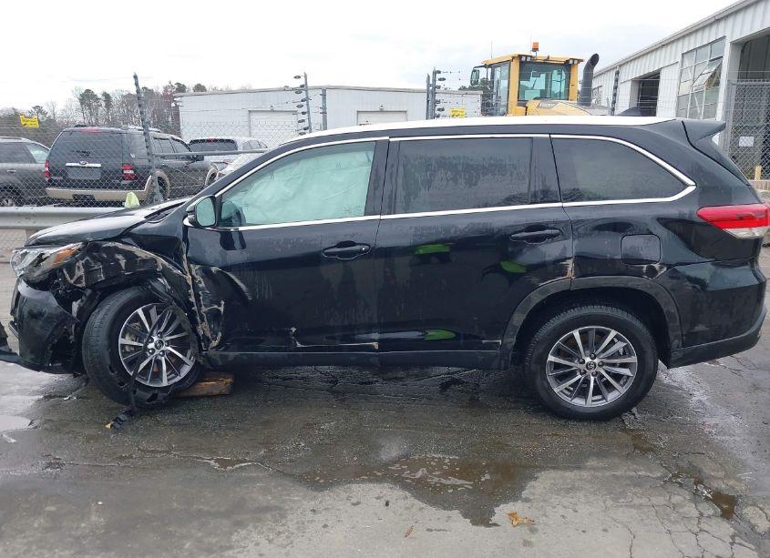Photo 14 of 2019 Toyota Highlander XLE (VIN 5TDKZRFH9KS566223)