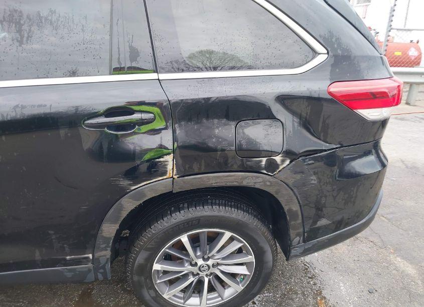 Photo 17 of 2019 Toyota Highlander XLE (VIN 5TDKZRFH9KS566223)