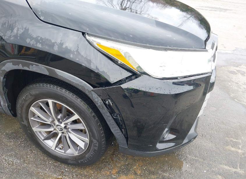 Photo 18 of 2019 Toyota Highlander XLE (VIN 5TDKZRFH9KS566223)