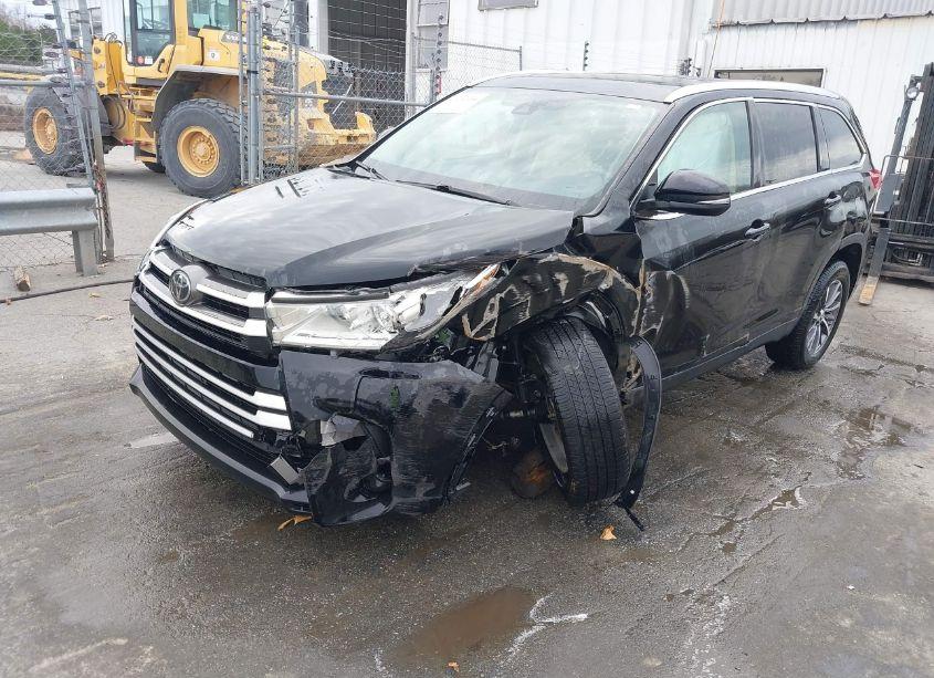 Photo 2 of 2019 Toyota Highlander XLE (VIN 5TDKZRFH9KS566223)