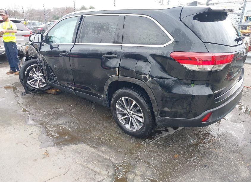 Photo 3 of 2019 Toyota Highlander XLE (VIN 5TDKZRFH9KS566223)