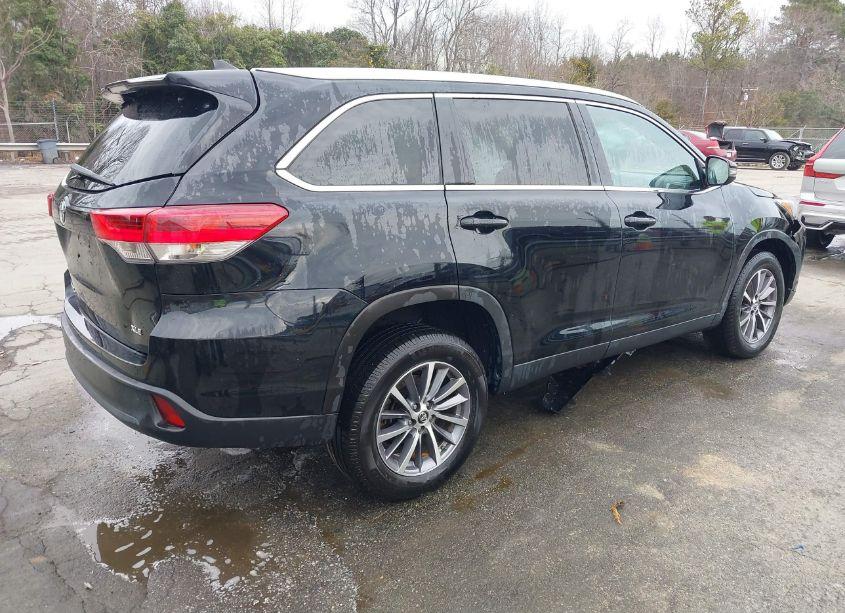 Photo 4 of 2019 Toyota Highlander XLE (VIN 5TDKZRFH9KS566223)