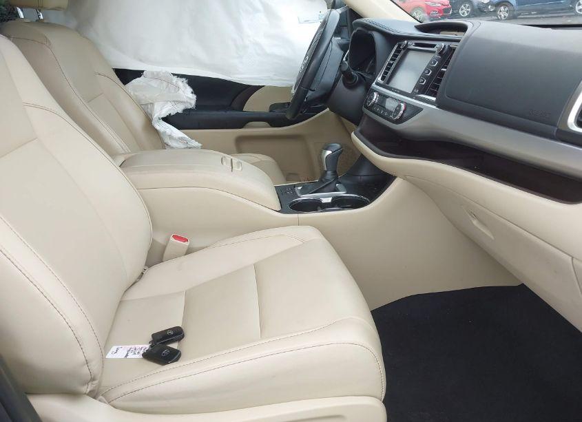 Photo 5 of 2019 Toyota Highlander XLE (VIN 5TDKZRFH9KS566223)