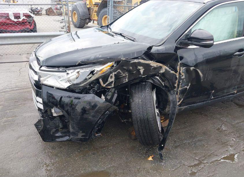 Photo 6 of 2019 Toyota Highlander XLE (VIN 5TDKZRFH9KS566223)