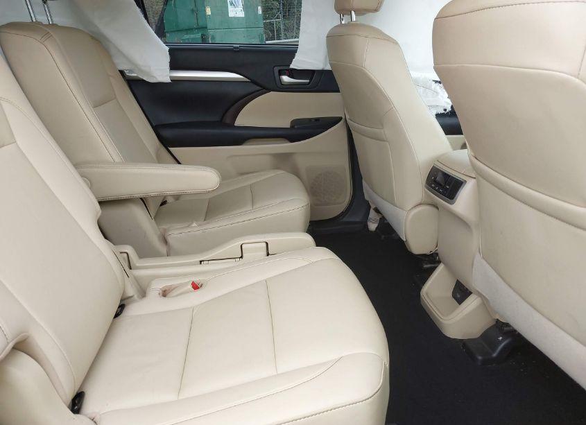 Photo 8 of 2019 Toyota Highlander XLE (VIN 5TDKZRFH9KS566223)