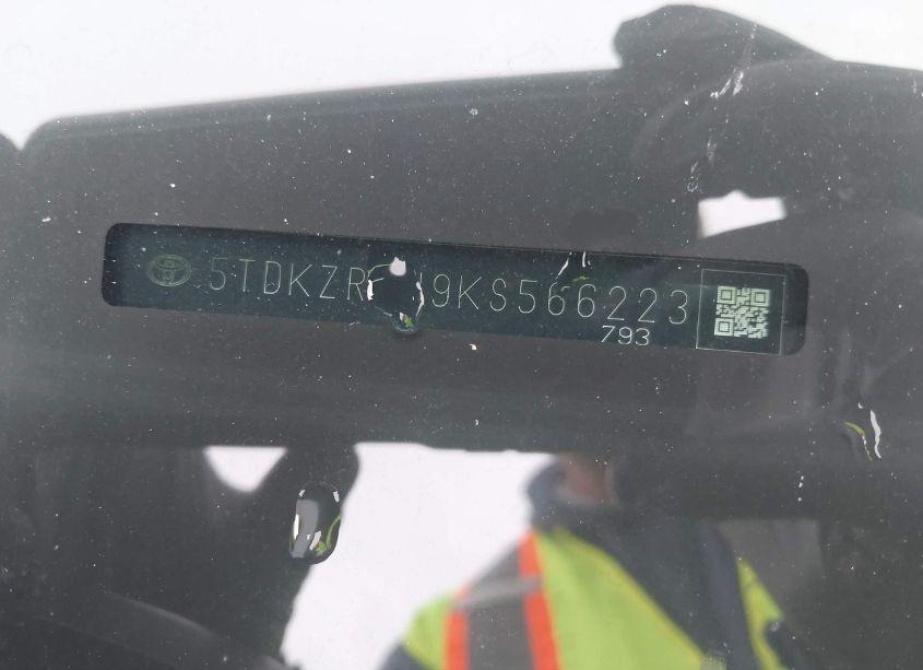 Photo 9 of 2019 Toyota Highlander XLE (VIN 5TDKZRFH9KS566223)