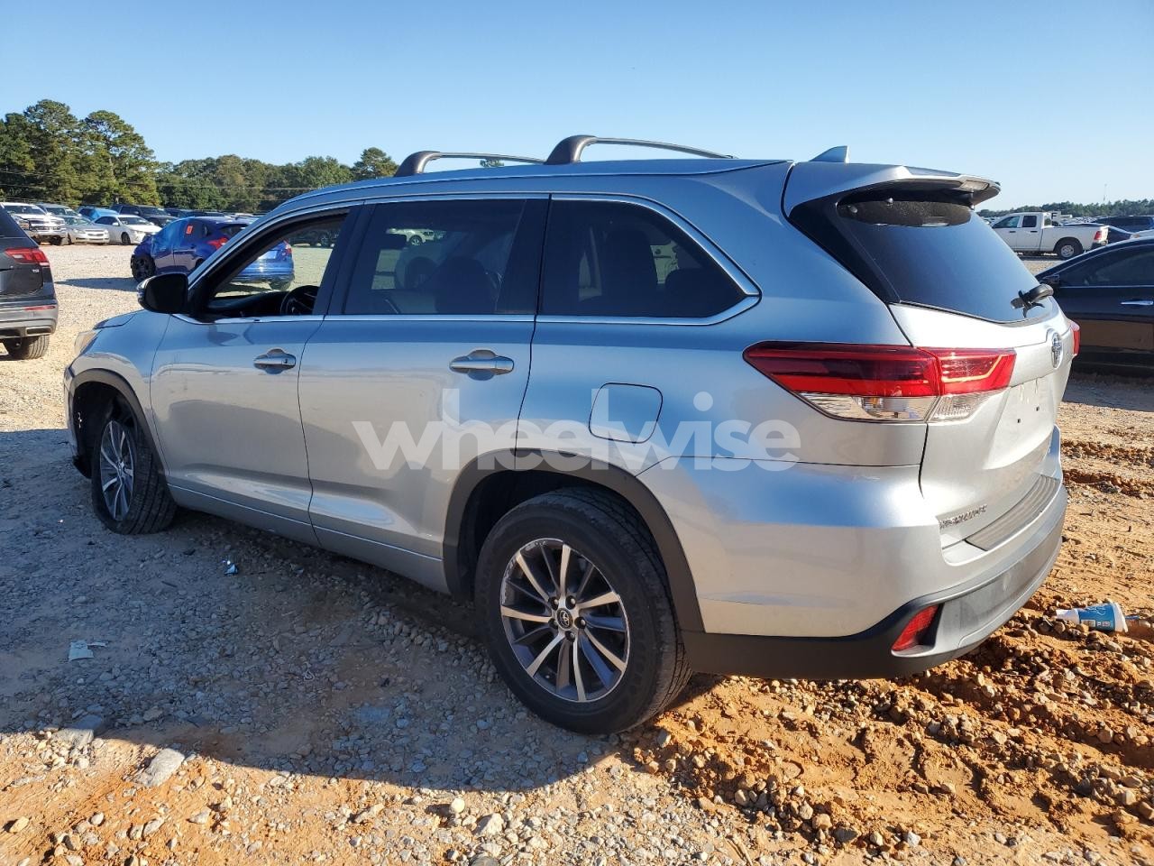 Photo 2 of 2017 TOYOTA HIGHLANDER SE N/A (VIN 5TDKZRFHXHS507500)