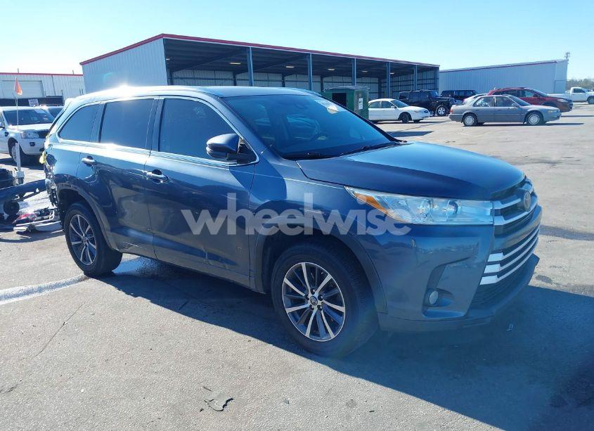 2017 Toyota Highlander XLE (VIN 5TDKZRFHXHS509666) main photo