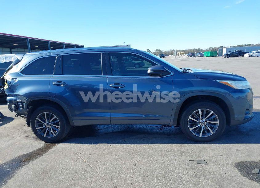 Photo 14 of 2017 Toyota Highlander XLE (VIN 5TDKZRFHXHS509666)