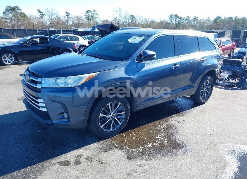 Photo 2 of 2017 Toyota Highlander XLE (VIN 5TDKZRFHXHS509666)