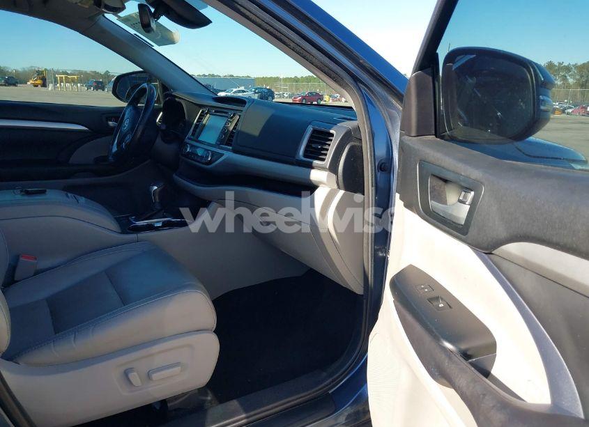 Photo 5 of 2017 Toyota Highlander XLE (VIN 5TDKZRFHXHS509666)