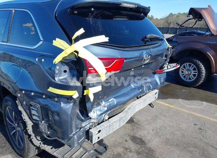 Photo 6 of 2017 Toyota Highlander XLE (VIN 5TDKZRFHXHS509666)