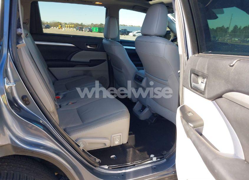 Photo 8 of 2017 Toyota Highlander XLE (VIN 5TDKZRFHXHS509666)