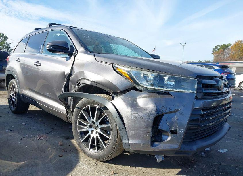 2018 Toyota Highlander SE (VIN 5TDKZRFHXJS528577) main photo