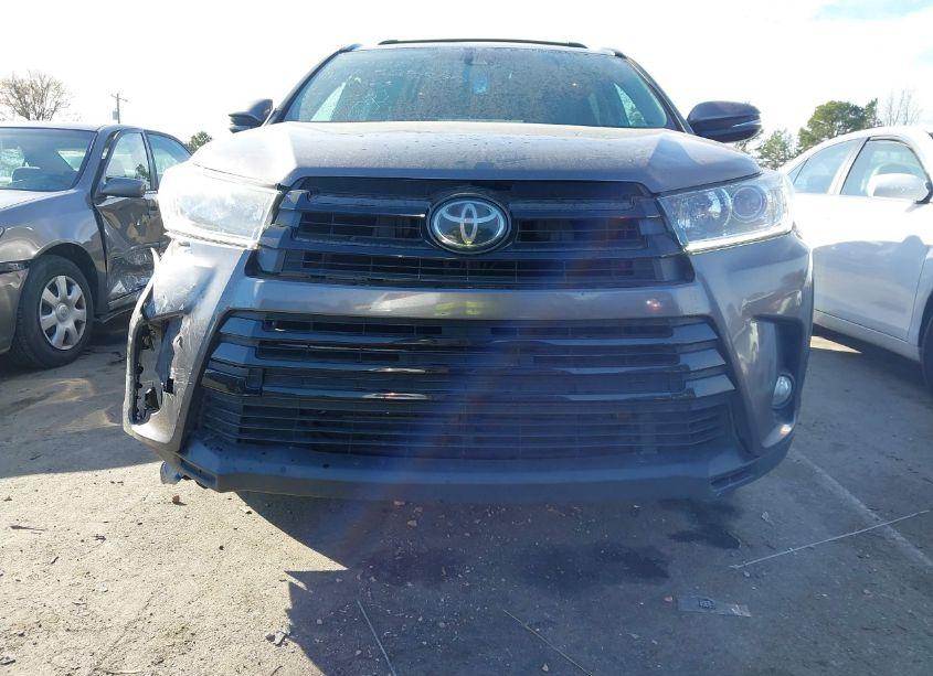 Photo 12 of 2018 Toyota Highlander SE (VIN 5TDKZRFHXJS528577)