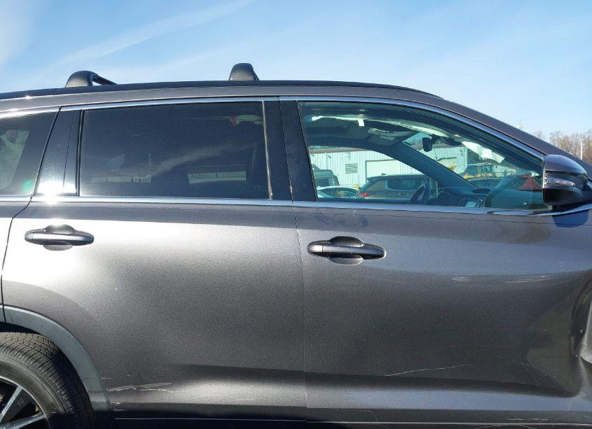 Photo 13 of 2018 Toyota Highlander SE (VIN 5TDKZRFHXJS528577)