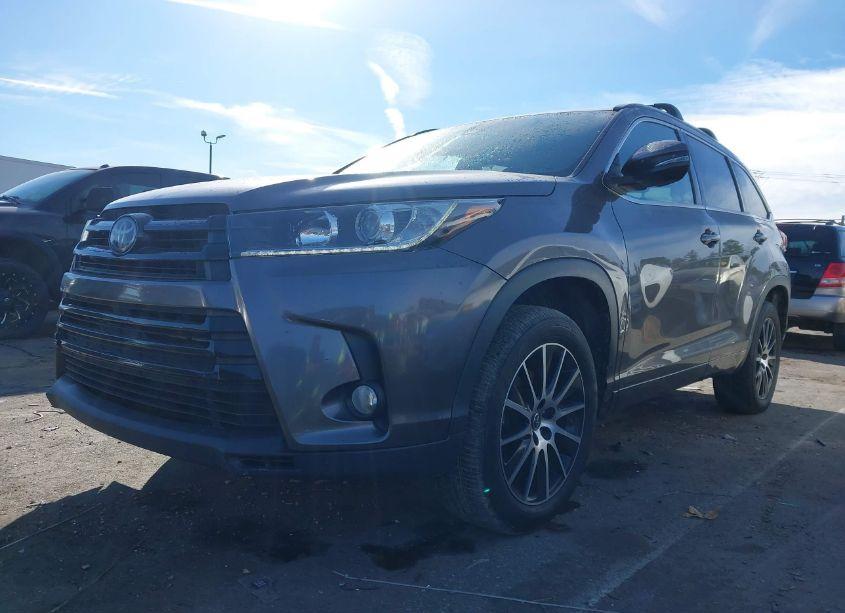 Photo 2 of 2018 Toyota Highlander SE (VIN 5TDKZRFHXJS528577)