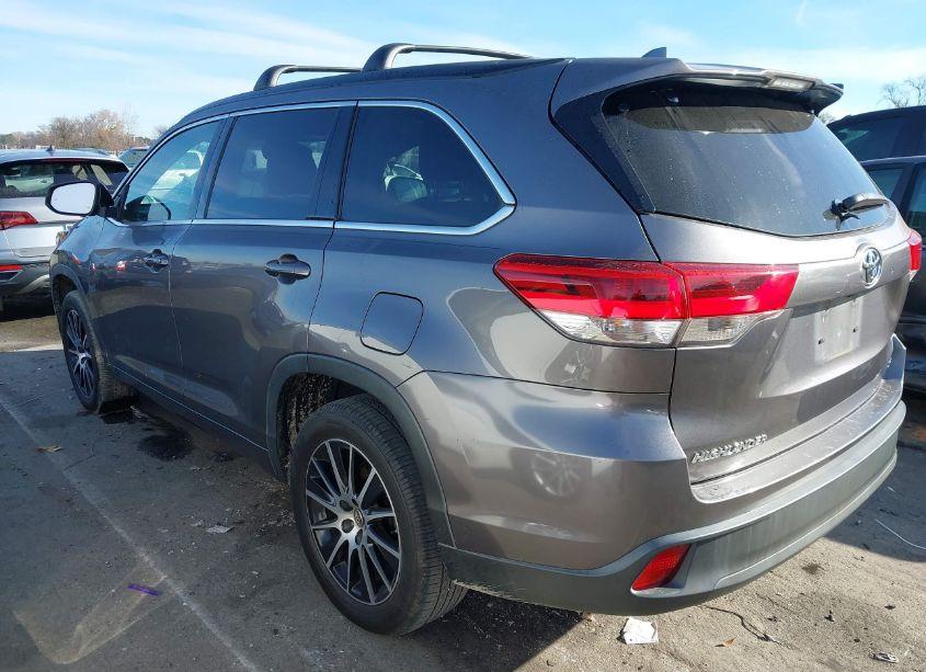 Photo 3 of 2018 Toyota Highlander SE (VIN 5TDKZRFHXJS528577)