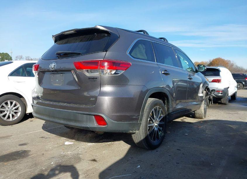 Photo 4 of 2018 Toyota Highlander SE (VIN 5TDKZRFHXJS528577)
