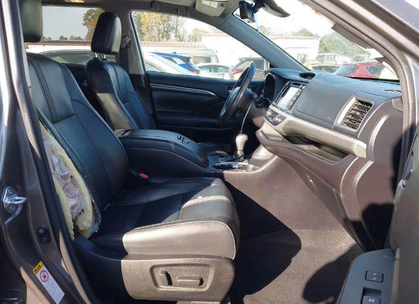 Photo 5 of 2018 Toyota Highlander SE (VIN 5TDKZRFHXJS528577)