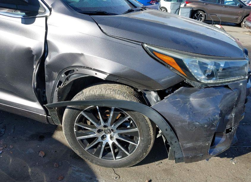 Photo 6 of 2018 Toyota Highlander SE (VIN 5TDKZRFHXJS528577)