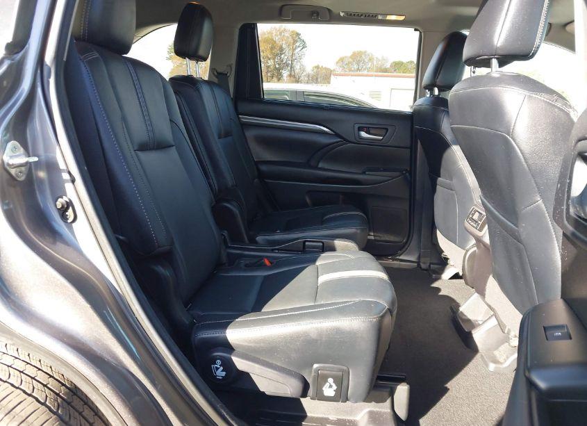 Photo 8 of 2018 Toyota Highlander SE (VIN 5TDKZRFHXJS528577)