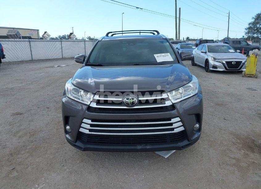 Photo 12 of 2018 Toyota Highlander XLE (VIN 5TDKZRFHXJS530037)