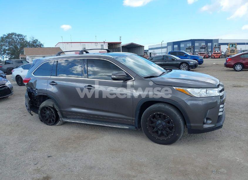 Photo 13 of 2018 Toyota Highlander XLE (VIN 5TDKZRFHXJS530037)
