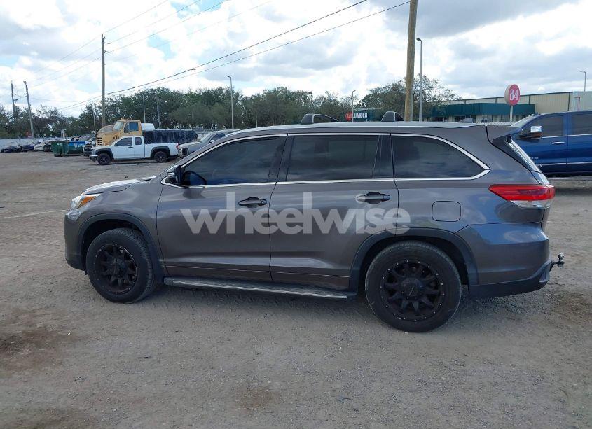 Photo 14 of 2018 Toyota Highlander XLE (VIN 5TDKZRFHXJS530037)