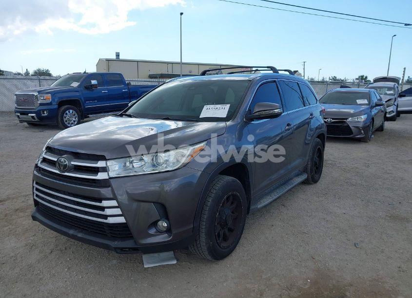 Photo 2 of 2018 Toyota Highlander XLE (VIN 5TDKZRFHXJS530037)