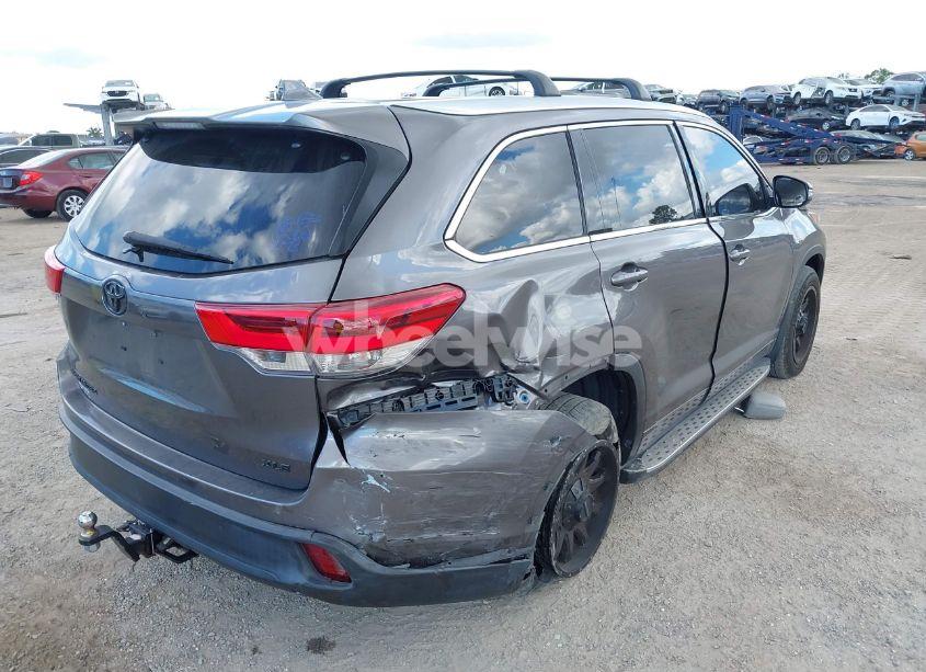 Photo 6 of 2018 Toyota Highlander XLE (VIN 5TDKZRFHXJS530037)