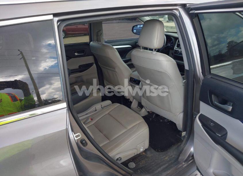 Photo 8 of 2018 Toyota Highlander XLE (VIN 5TDKZRFHXJS530037)