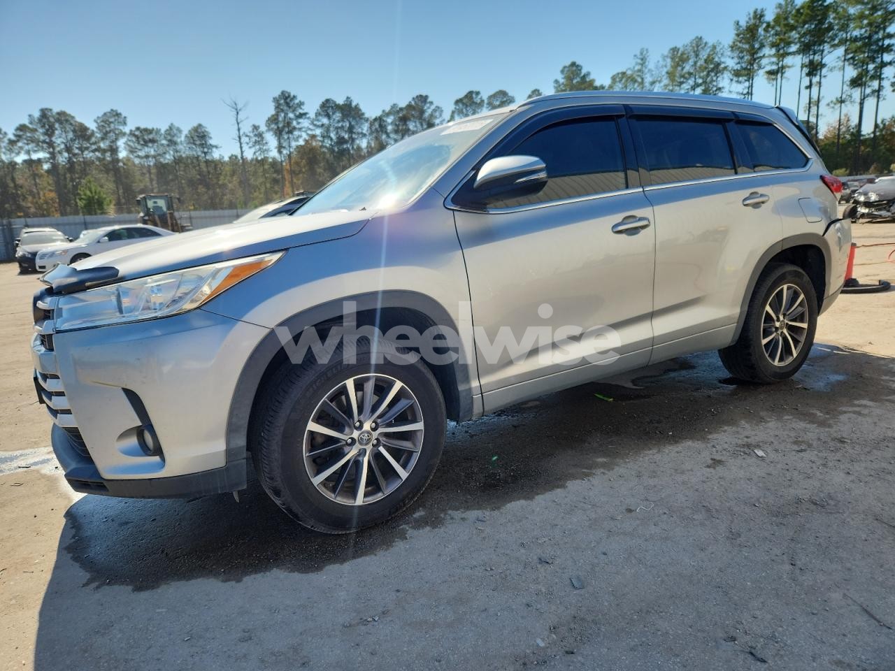 2018 TOYOTA HIGHLANDER SE (VIN 5TDKZRFHXJS534153) main photo
