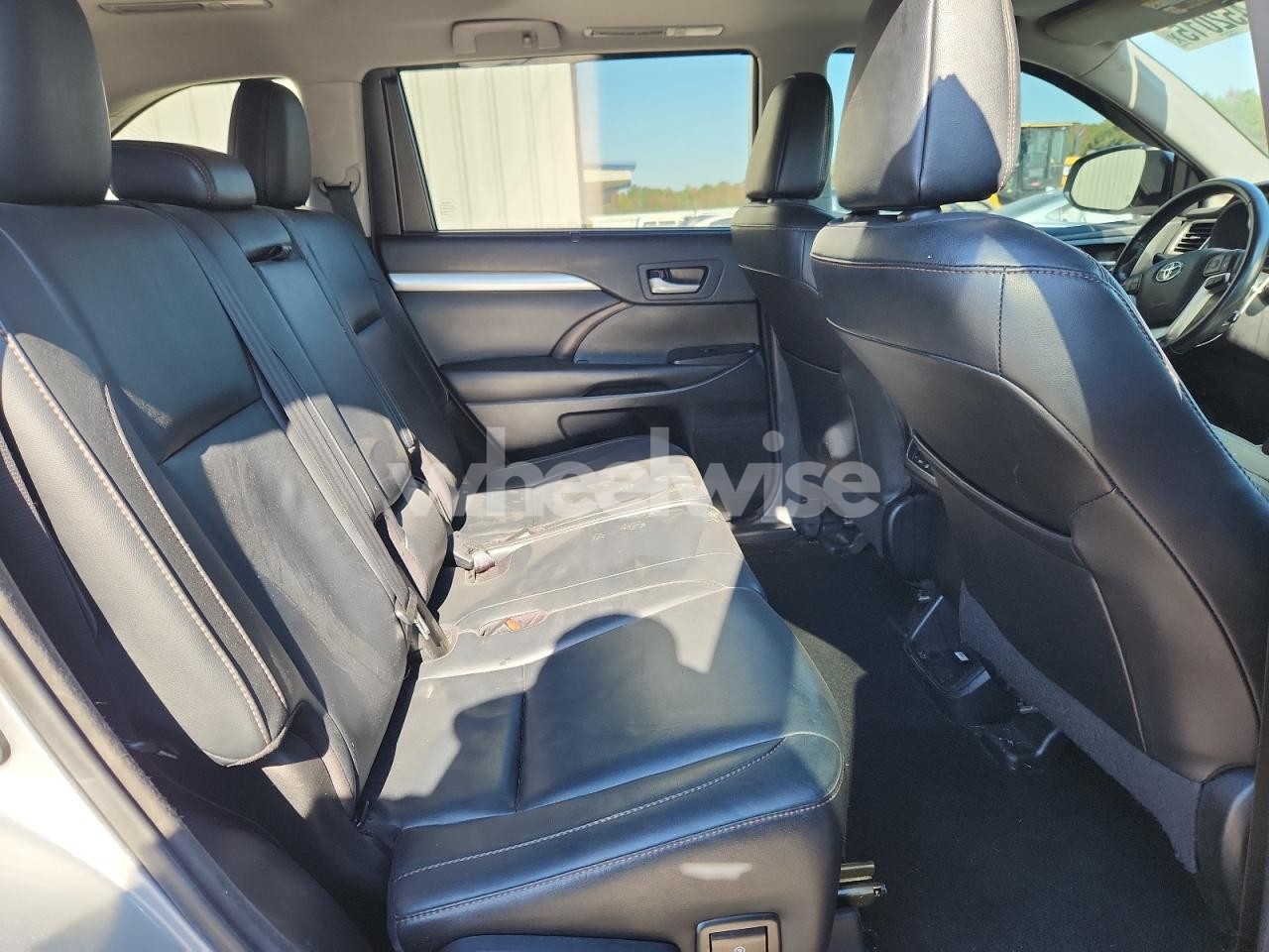 Photo 11 of 2018 TOYOTA HIGHLANDER SE (VIN 5TDKZRFHXJS534153)