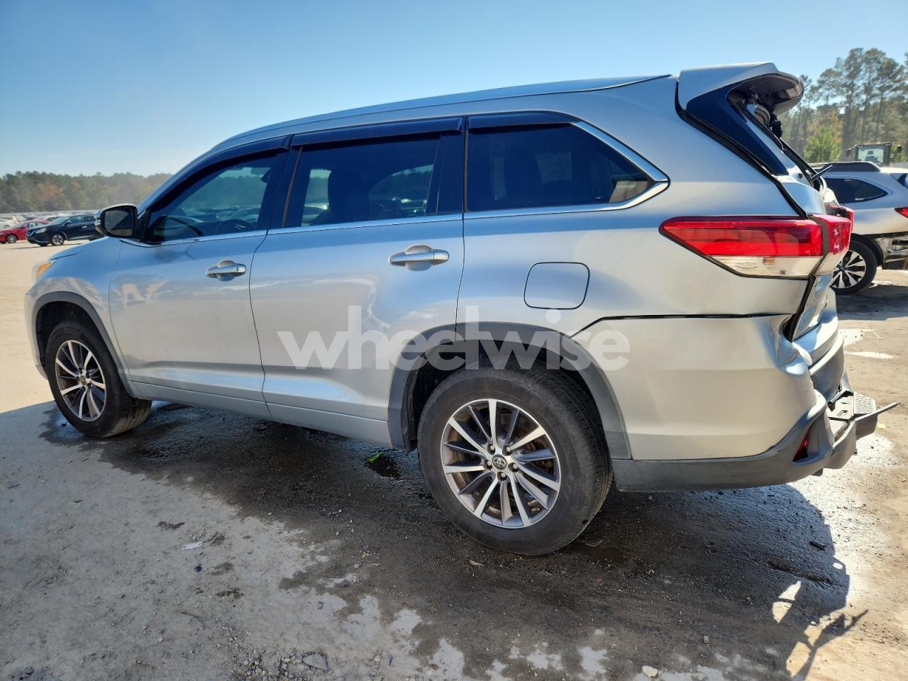 Photo 2 of 2018 TOYOTA HIGHLANDER SE (VIN 5TDKZRFHXJS534153)