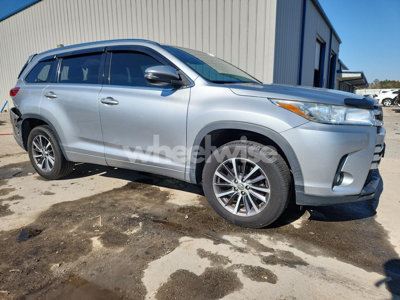 Photo 4 of 2018 TOYOTA HIGHLANDER SE (VIN 5TDKZRFHXJS534153)