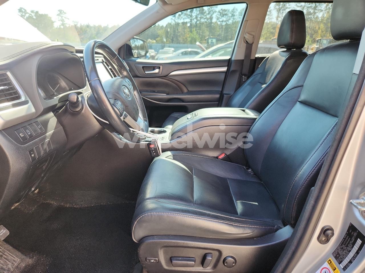 Photo 7 of 2018 TOYOTA HIGHLANDER SE (VIN 5TDKZRFHXJS534153)