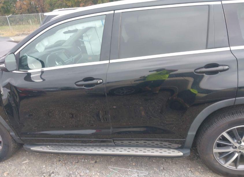 Photo 15 of 2018 Toyota Highlander XLE (VIN 5TDKZRFHXJS547047)