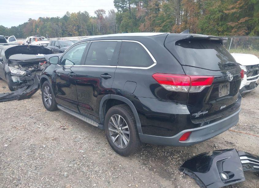 Photo 3 of 2018 Toyota Highlander XLE (VIN 5TDKZRFHXJS547047)