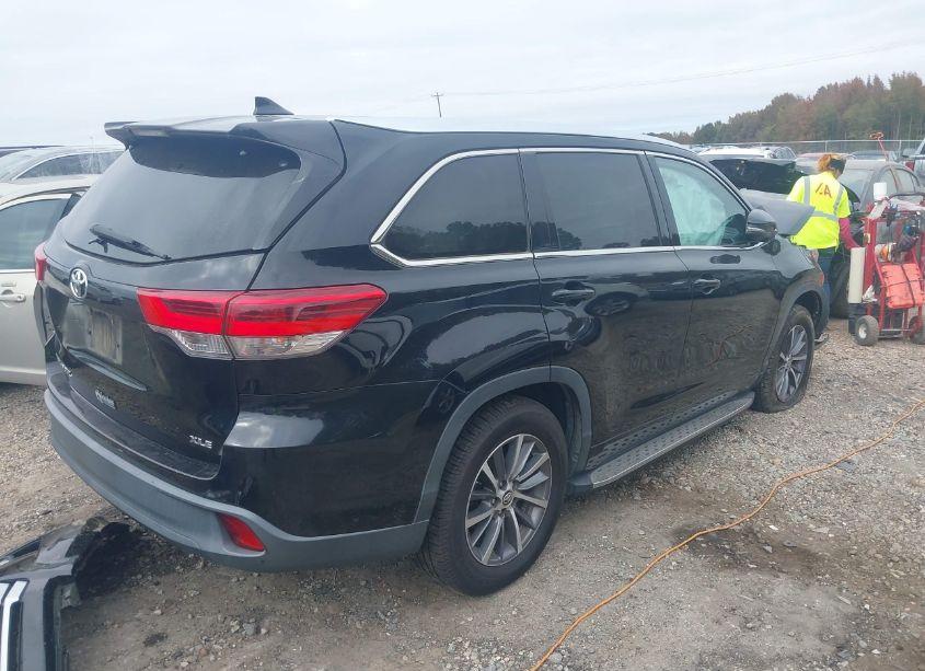 Photo 4 of 2018 Toyota Highlander XLE (VIN 5TDKZRFHXJS547047)
