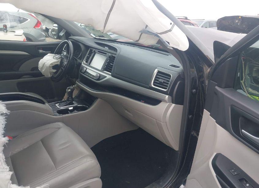 Photo 5 of 2018 Toyota Highlander XLE (VIN 5TDKZRFHXJS547047)