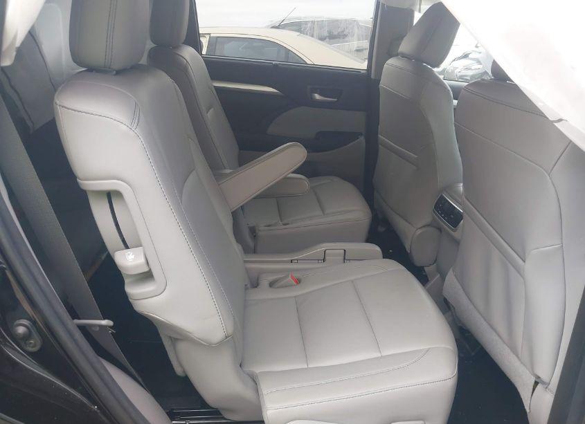 Photo 8 of 2018 Toyota Highlander XLE (VIN 5TDKZRFHXJS547047)