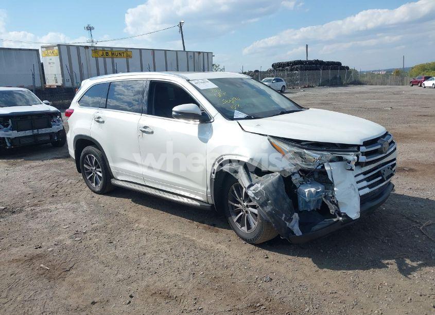 2018 Toyota Highlander XLE (VIN 5TDKZRFHXJS548361) main photo