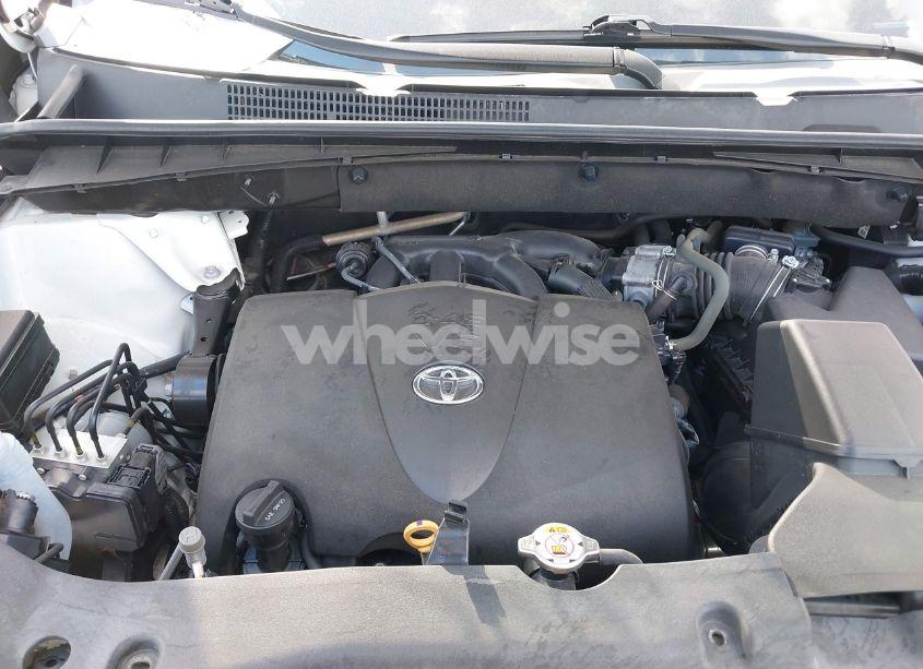 Photo 10 of 2018 Toyota Highlander XLE (VIN 5TDKZRFHXJS548361)