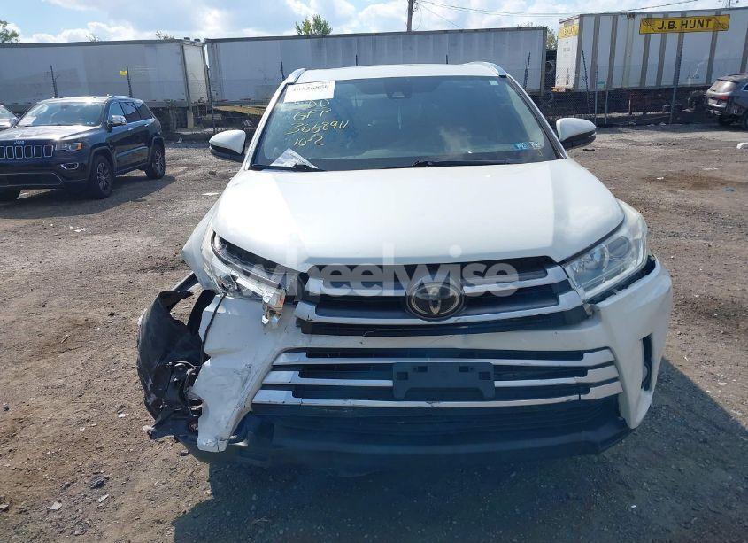 Photo 11 of 2018 Toyota Highlander XLE (VIN 5TDKZRFHXJS548361)
