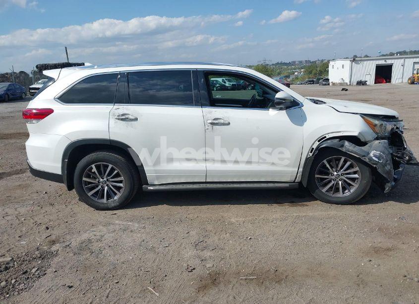 Photo 12 of 2018 Toyota Highlander XLE (VIN 5TDKZRFHXJS548361)