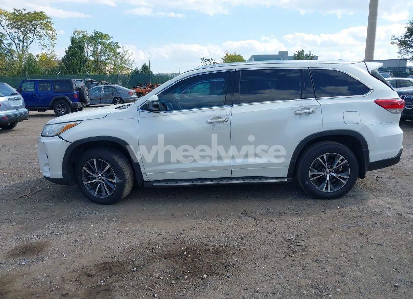 Photo 13 of 2018 Toyota Highlander XLE (VIN 5TDKZRFHXJS548361)