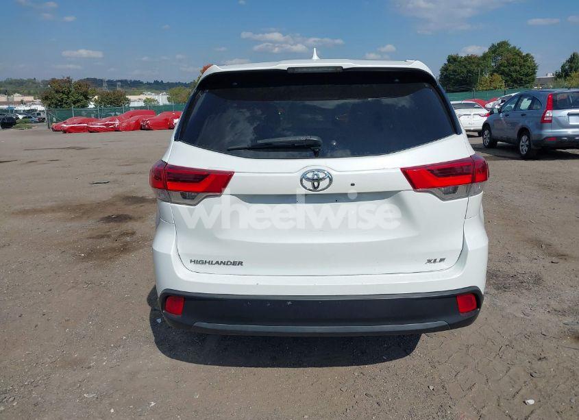 Photo 15 of 2018 Toyota Highlander XLE (VIN 5TDKZRFHXJS548361)