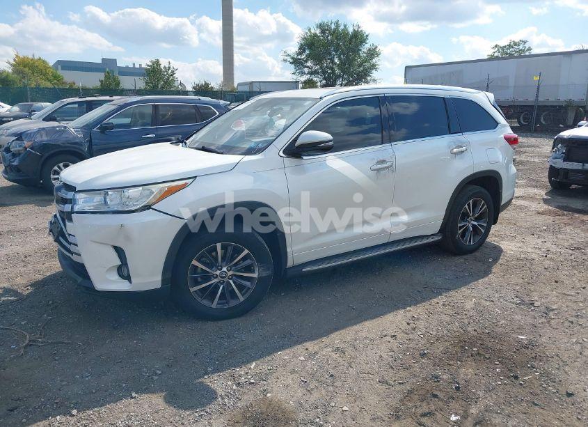 Photo 2 of 2018 Toyota Highlander XLE (VIN 5TDKZRFHXJS548361)
